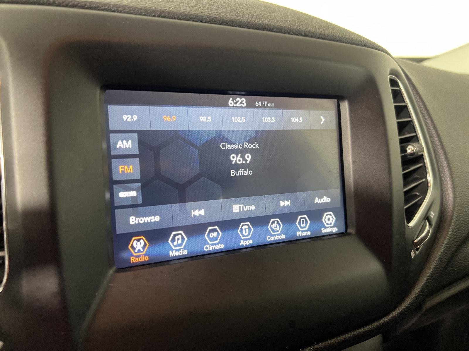 Used 2019 Billet Silver Metallic Clearcoat Jeep Latitude image 11