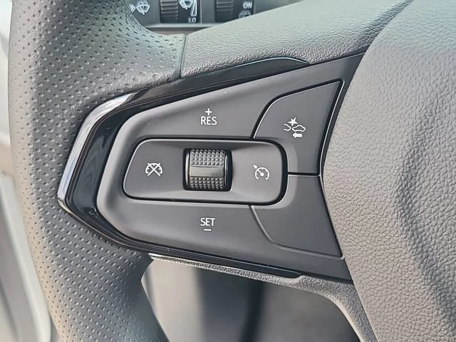 New 2027 Summit White Chevrolet LT image 21