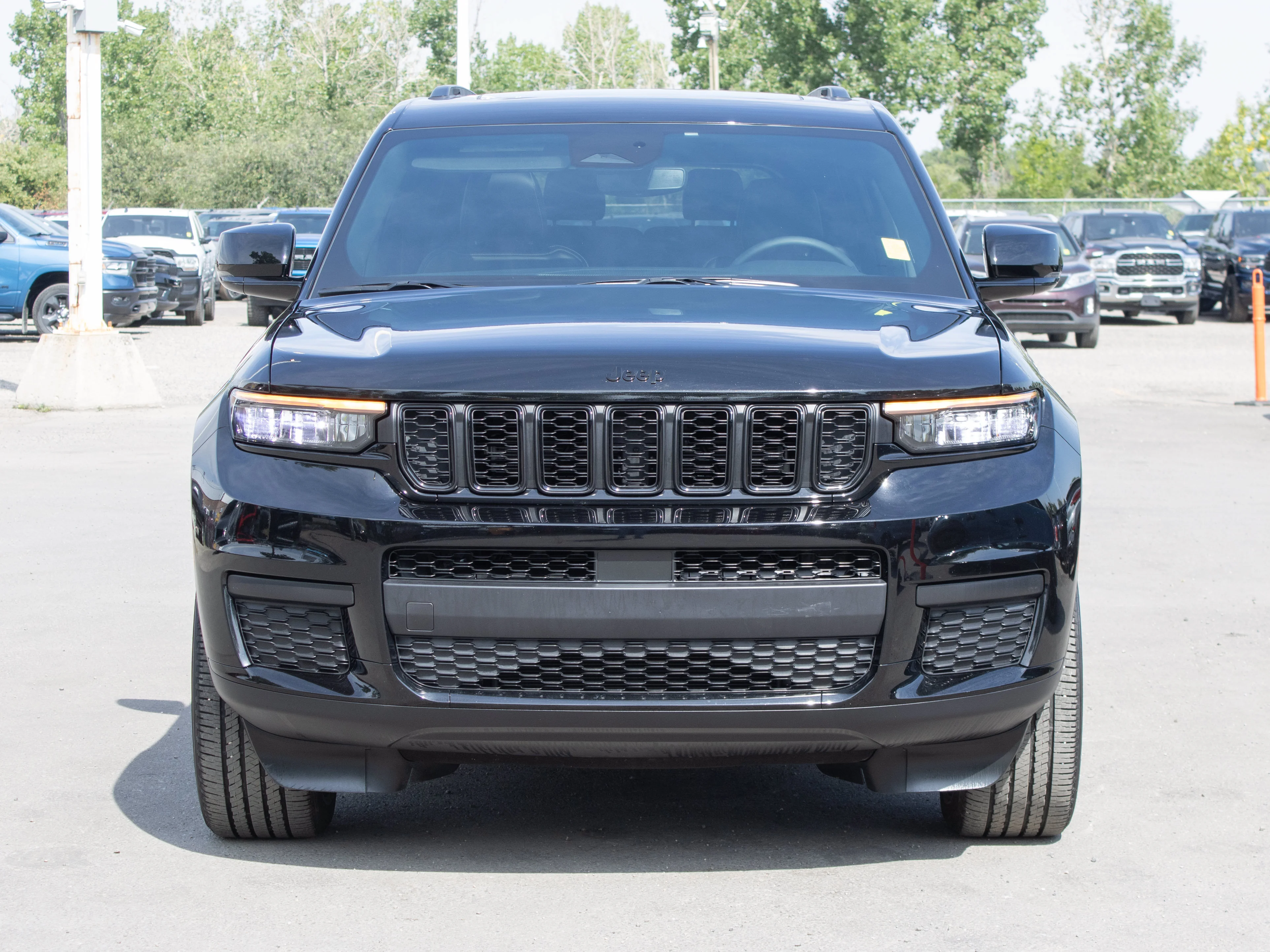Used 2024 Black Jeep Altitude* | 3rd Row | Capri Leatherette & Suede Seats | Power Sunroof | Heated Seats & Steering Whee image 11