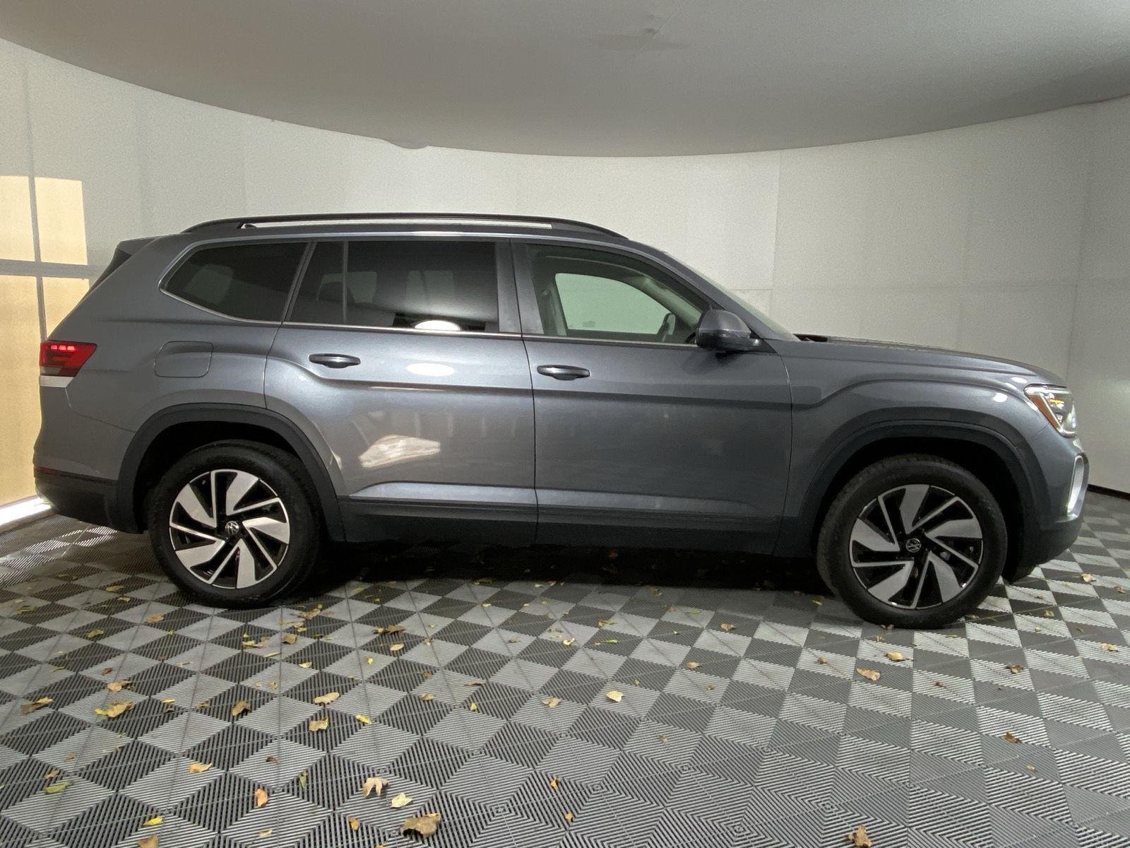 Used 2025  Volkswagen 2.0T SE w/Technology image 3