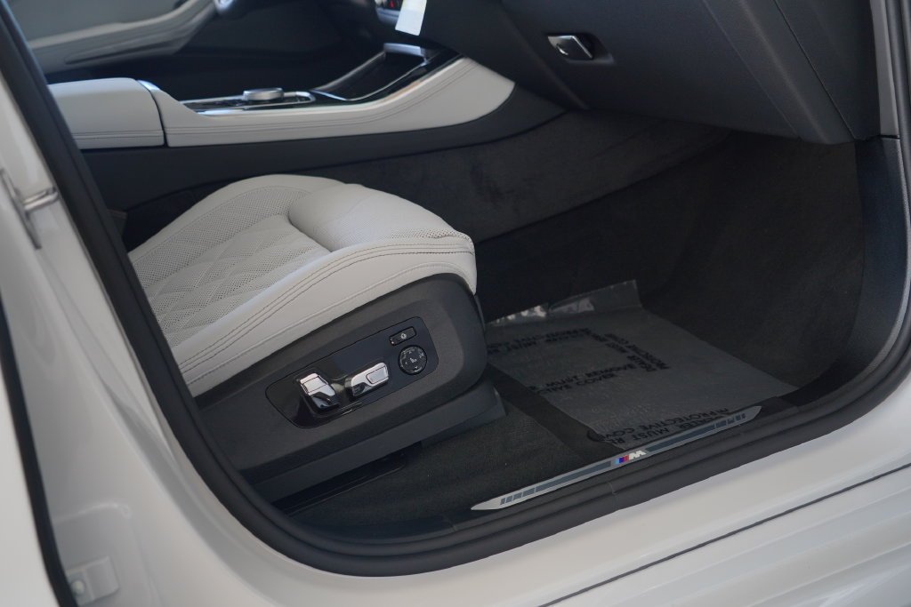 New 2026 Mineral White Metallic BMW xDrive40i image 19