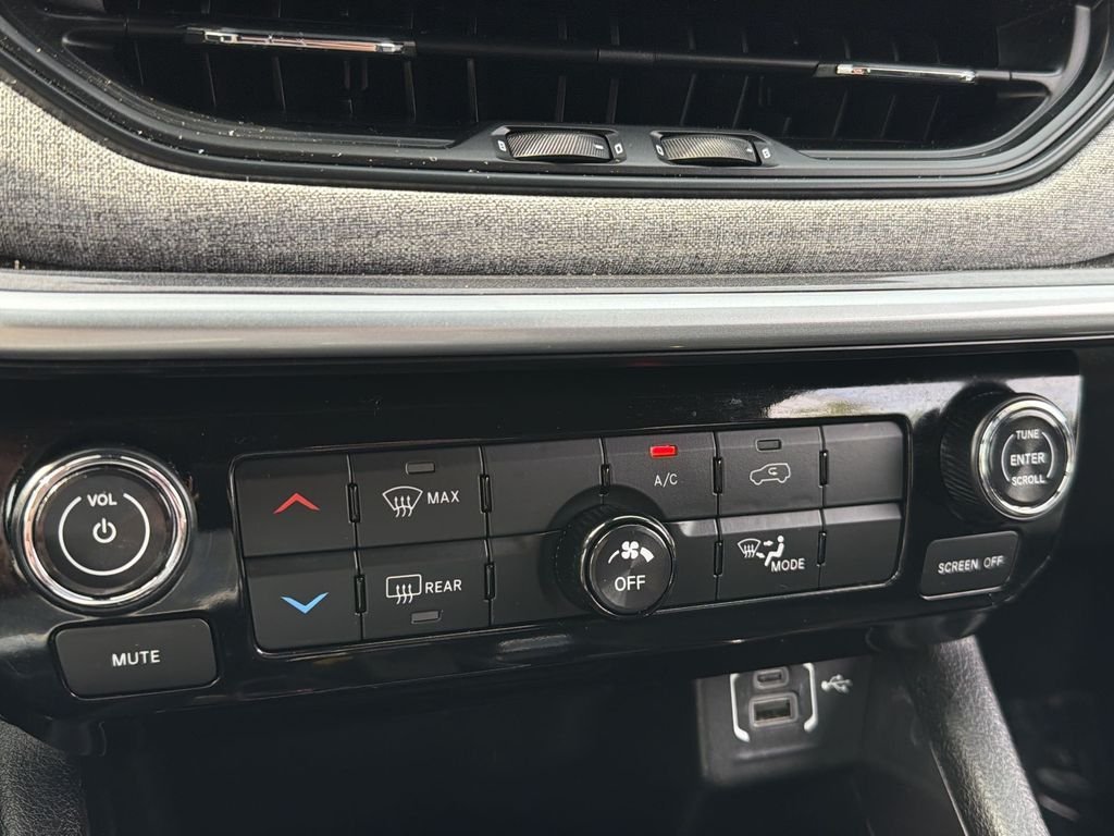 Used 2024  Jeep Latitude image 17