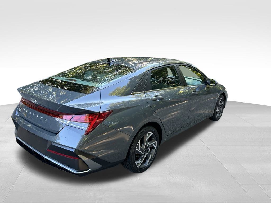 Used 2025 Gray Hyundai SEL Convenience image 5