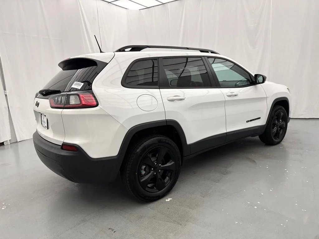 Used 2023 White Jeep Altitude image 13