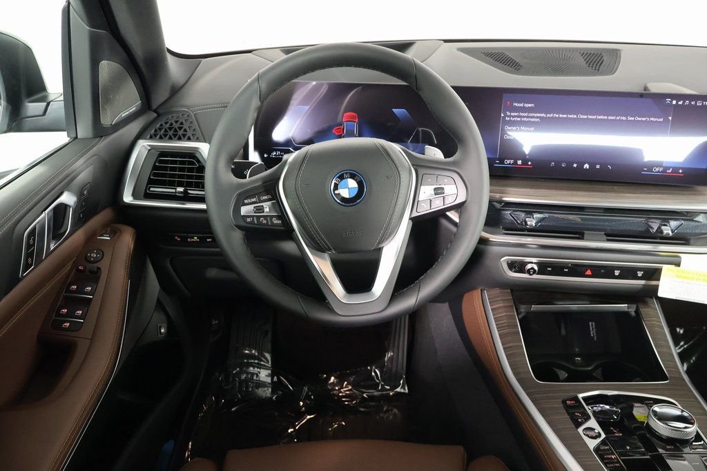 New 2026 Green Metallic BMW xDrive50e image 4