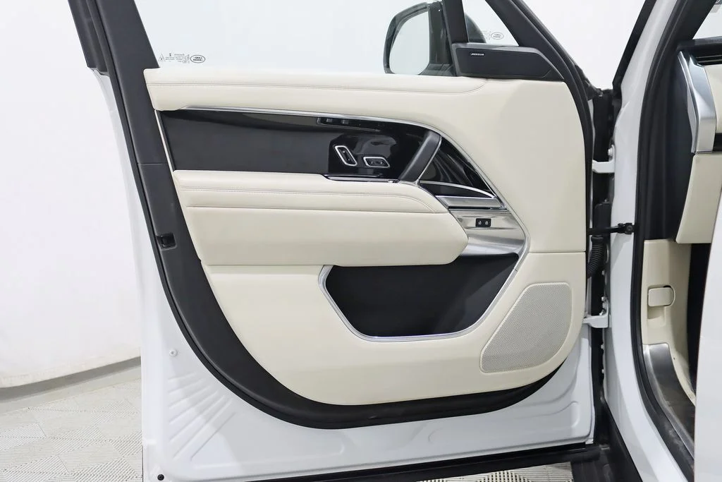 Used 2023 White Land Rover SE image 32
