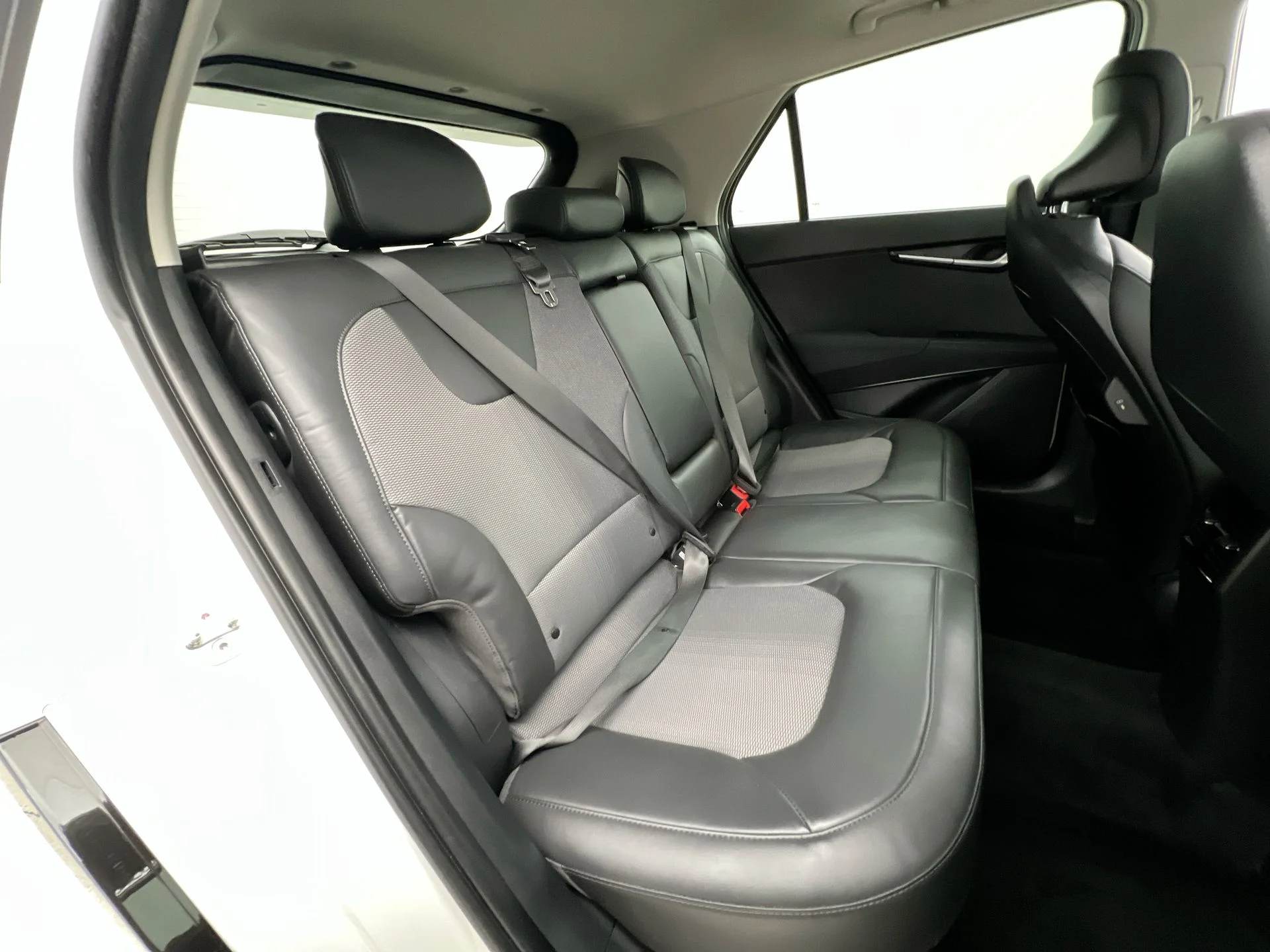 Used 2023 White Kia EX Touring image 17