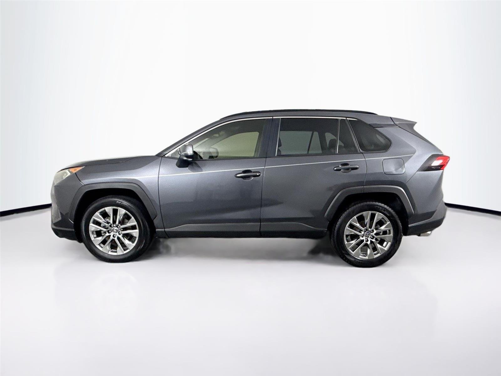 Used 2020 Magnetic Gray Metallic Toyota XLE Premium image 13