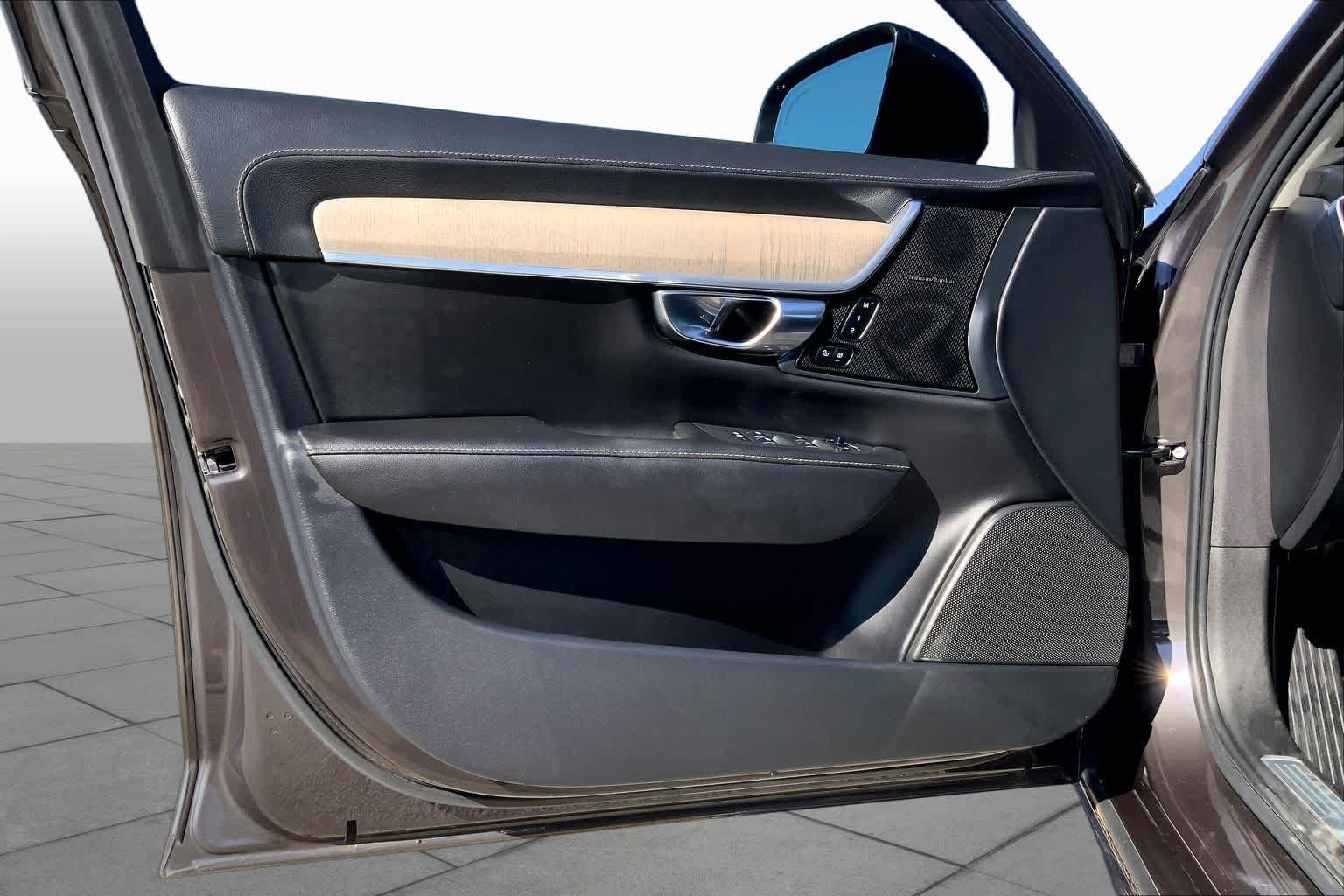 Used 2023 Platinum Grey Metallic Volvo Ultimate image 22