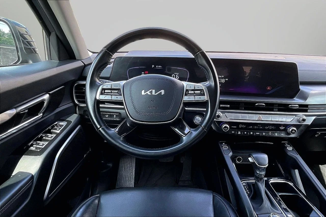 Used 2025  Kia S image 11