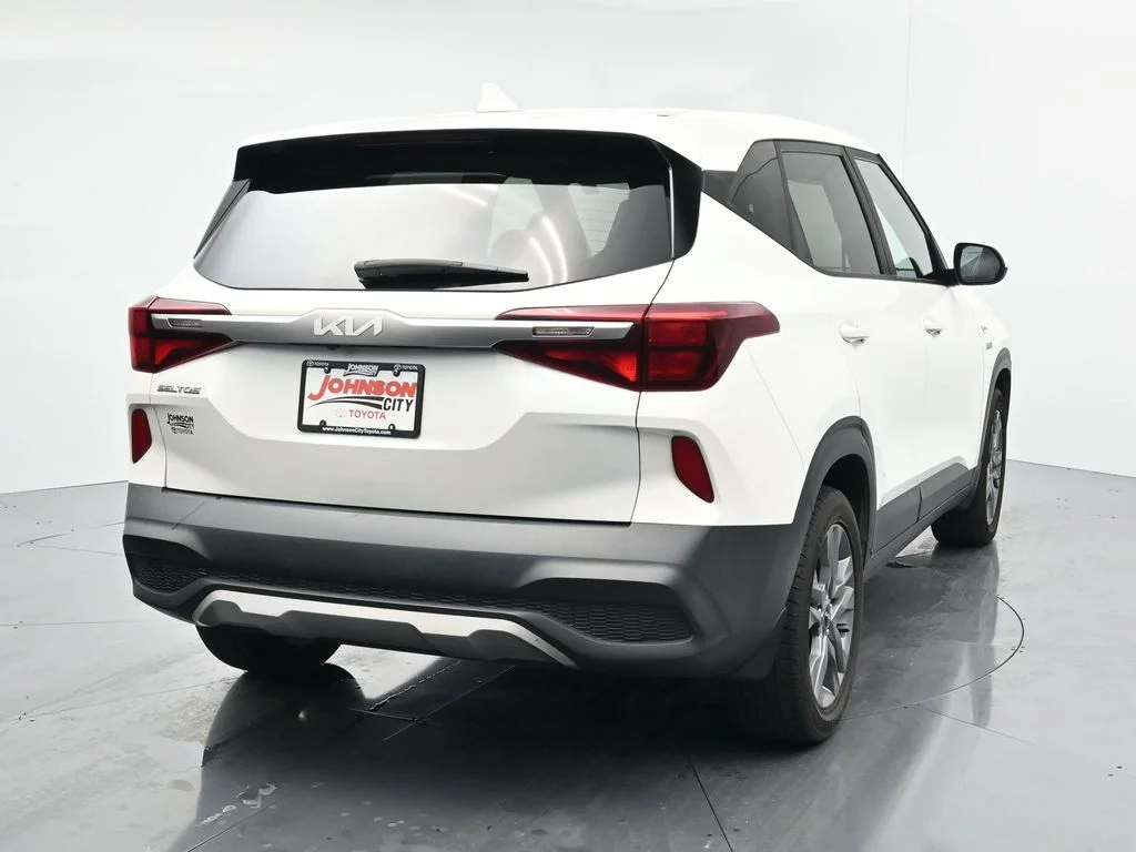 Used 2022 White Kia LX image 6