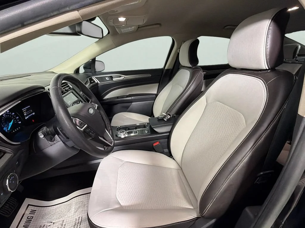 Used 2019  Ford SE image 17