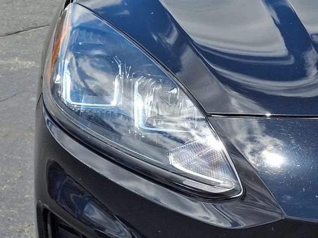 Used 2022 Black Ford SE image 10