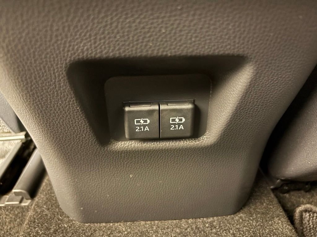 Used 2021 White Toyota XLE Premium image 35