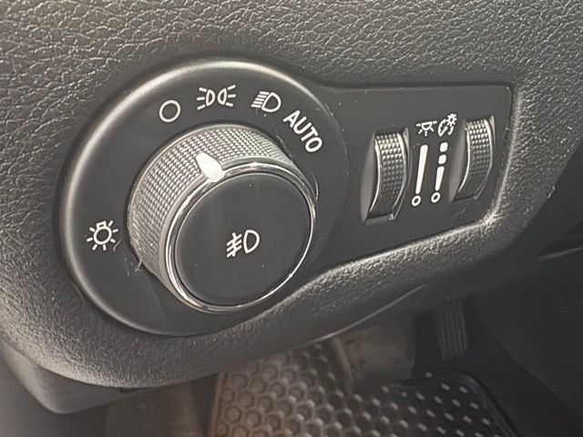 Used 2016 Silver Jeep Latitude image 14