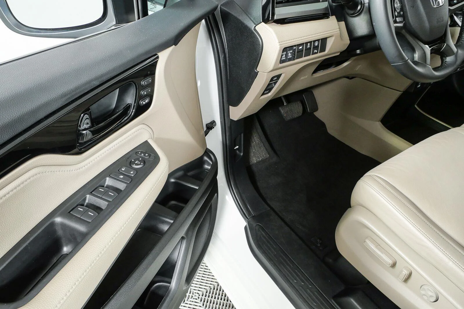 Used 2024 Platinum White Pearl Honda Touring image 7