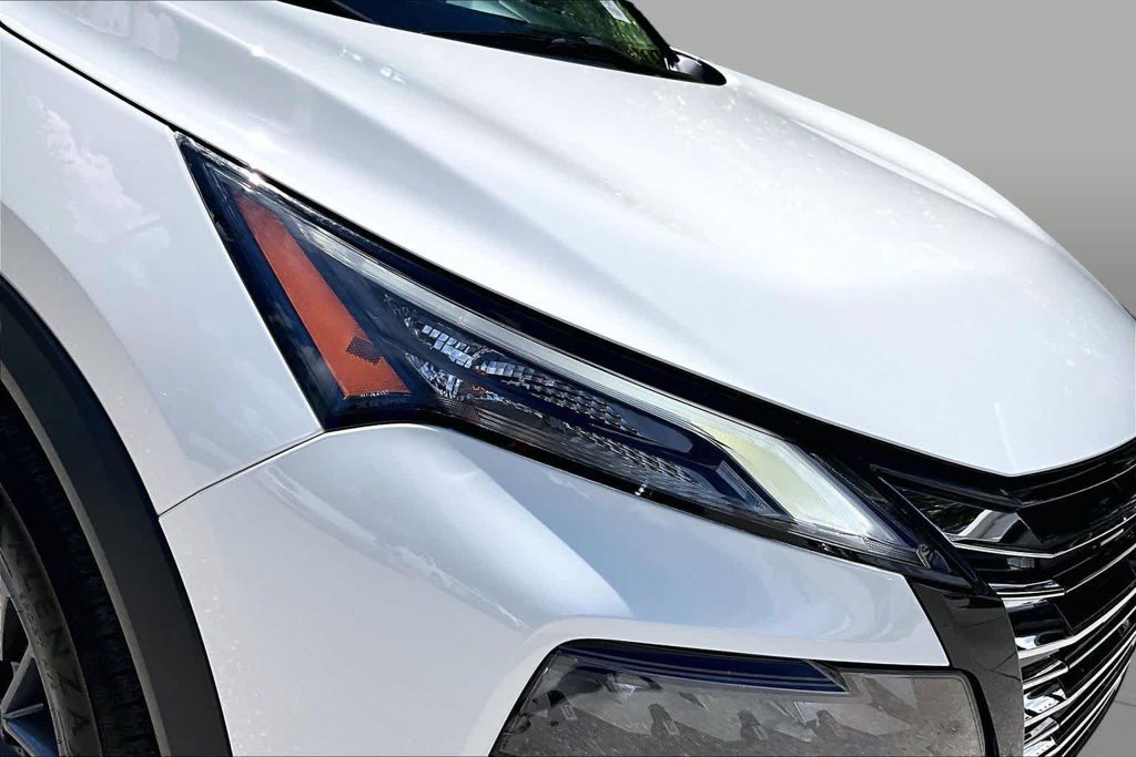 Used 2024 White Nissan S image 28