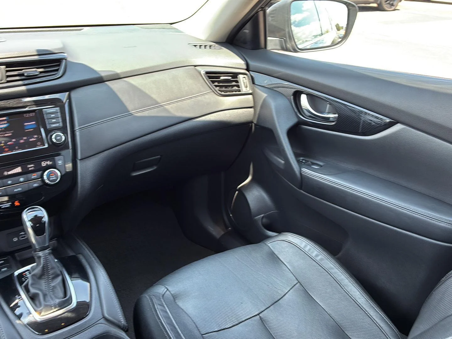 Used 2020 Magnetic Black Pearl Nissan SL image 25