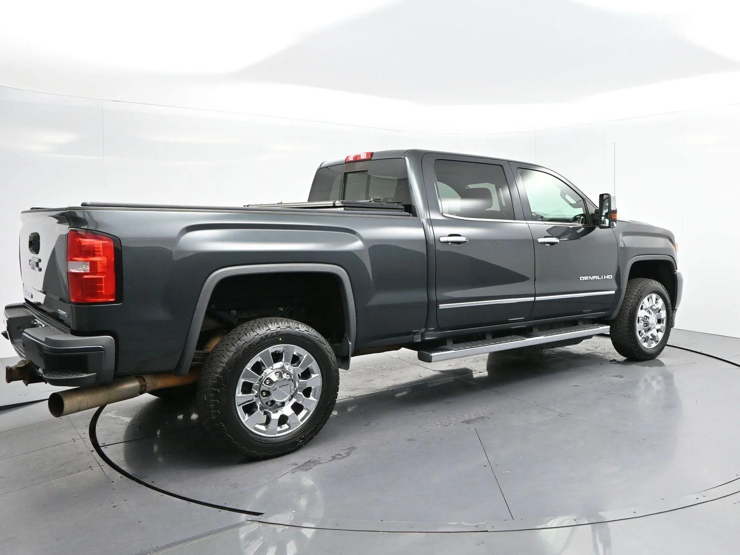Used 2017 DARK SLATE METALLIC GMC Denali image 7