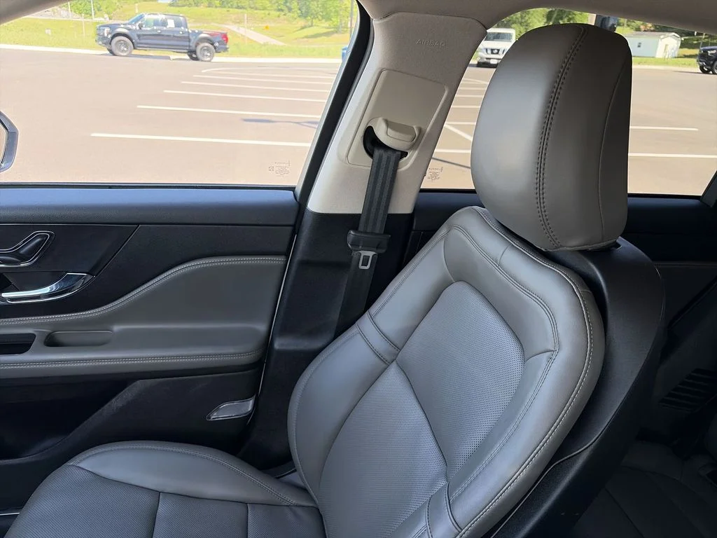 Used 2023 White Lincoln Standard image 24