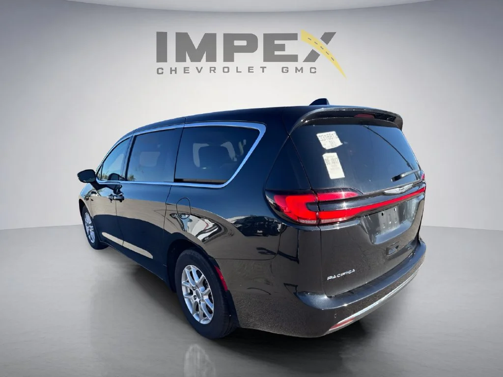 Used 2023 Black Chrysler Touring L image 3