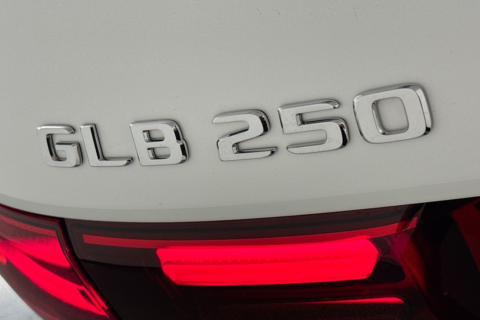 New 2026 Polar White Mercedes-Benz GLB 250 4MATIC® SUV image 8