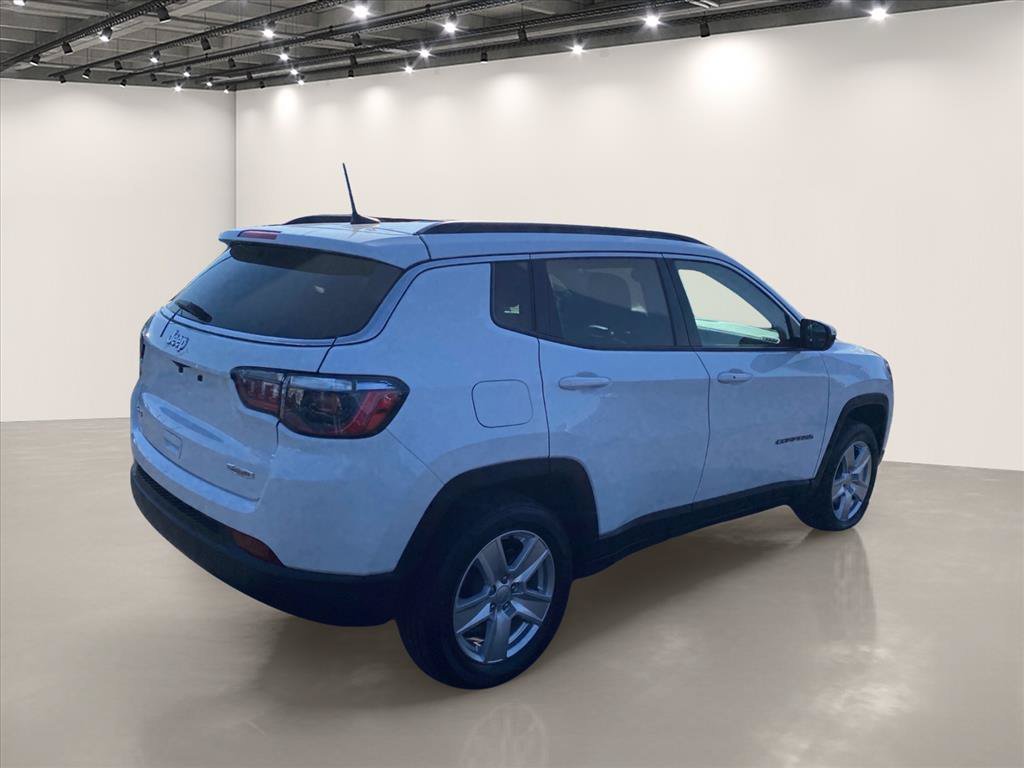 Used 2022 Bright White Clearcoat Jeep Latitude image 7