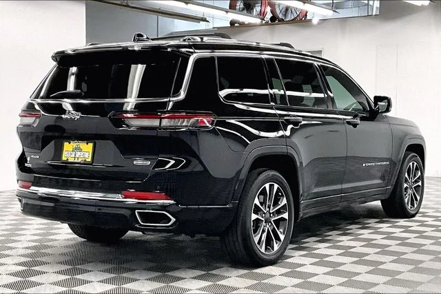 Used 2023 Diamond Black Crystal Pearlcoat Jeep Overland image 14