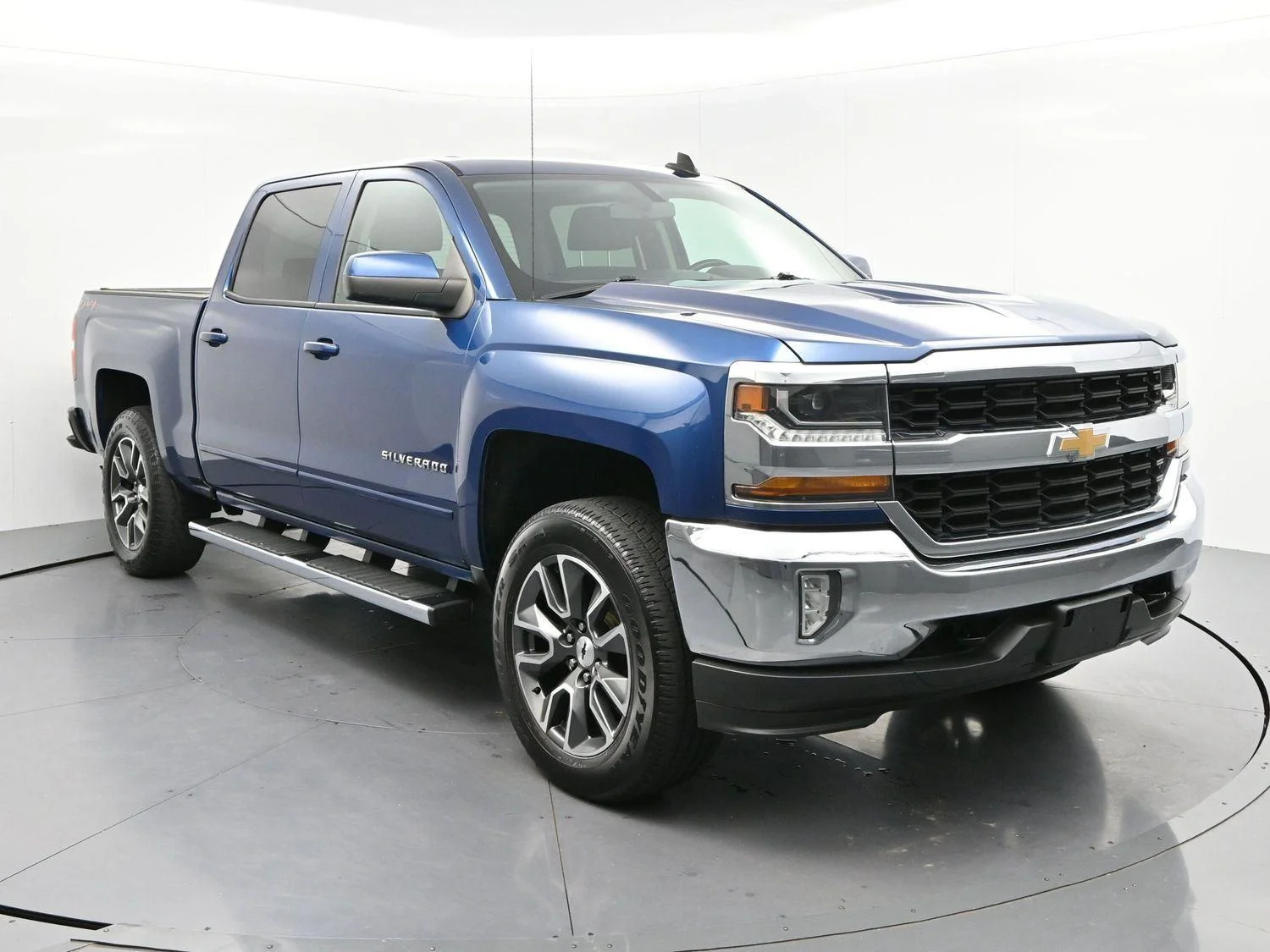 Used 2018 Deep Ocean Blue Metallic Chevrolet LT image 2