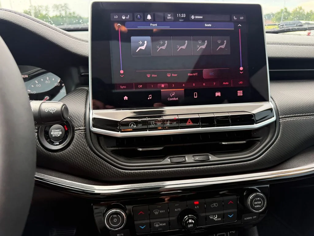 Used 2023 Gray Jeep Latitude image 10