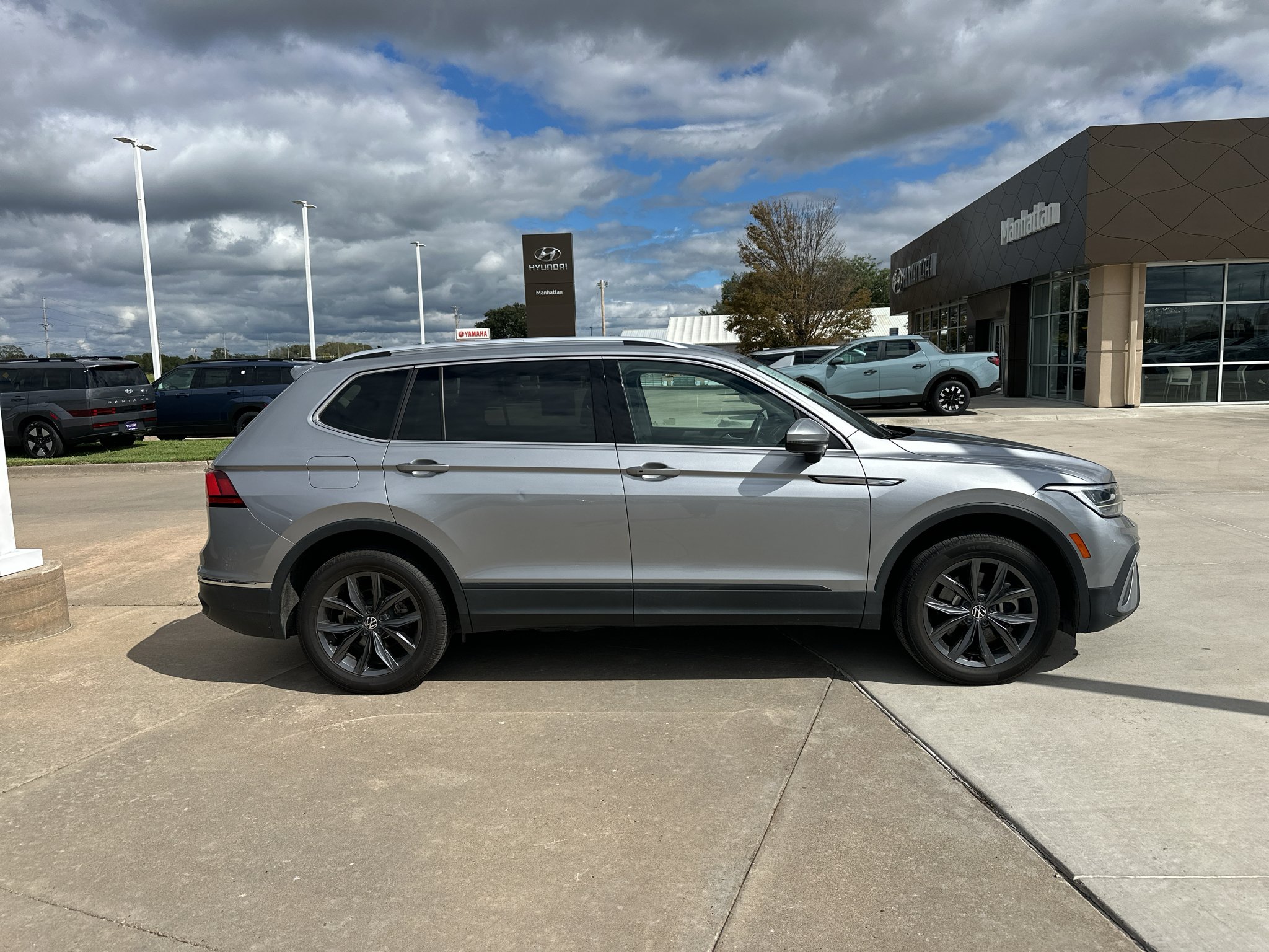 Used 2023 Pyrite Silver Metallic Volkswagen SE image 12