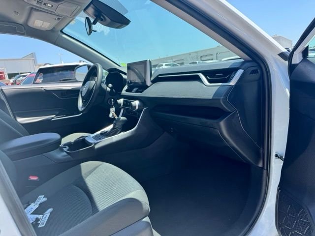 2025 Toyota RAV4 LE - Photo 16
