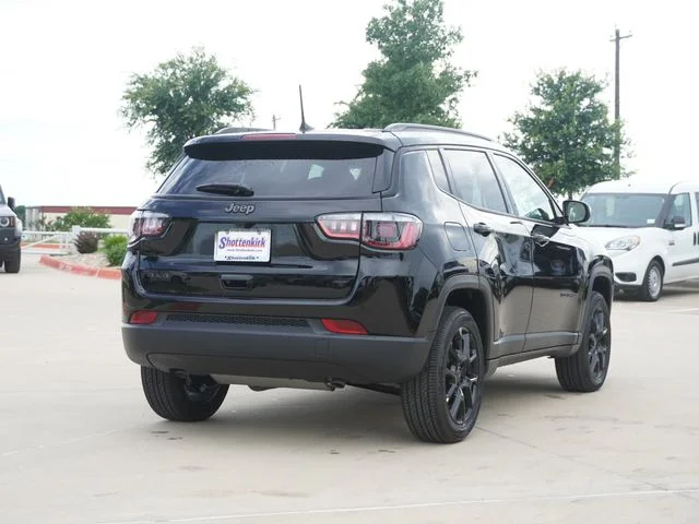 New 2026 Diamond Black Crystal Pearl-Coat Exterior Paint Jeep Latitude image 9