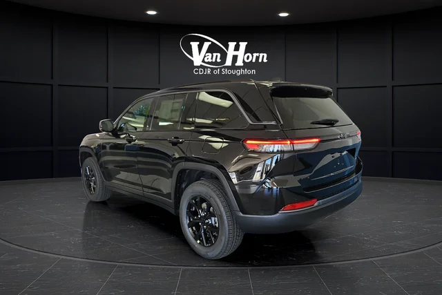 New 2026 Diamond Black Crystal Pearl-Coat Exterior Paint Jeep Altitude image 5