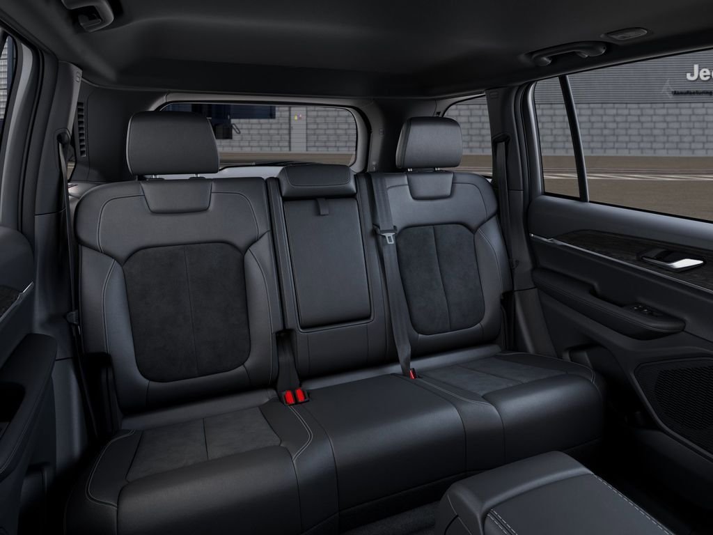 New 2026 Diamond Black Crystal Pearl-Coat Exterior Paint Jeep Altitude image 15