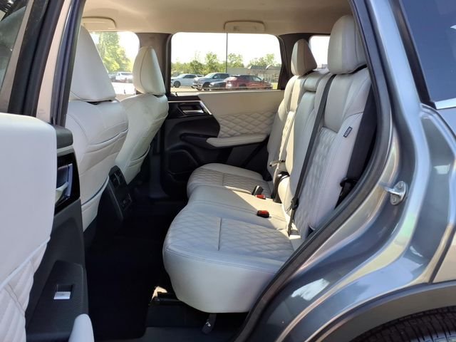 Used 2022  Mitsubishi SEL image 28