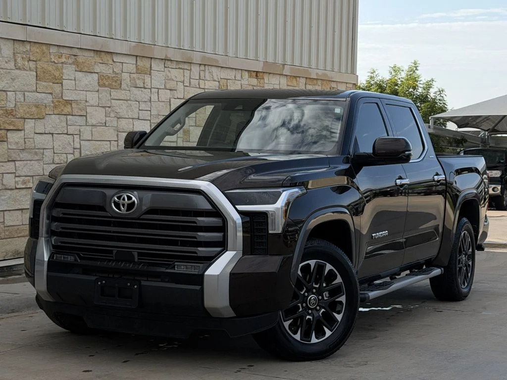 Used 2023  Toyota Limited image 1