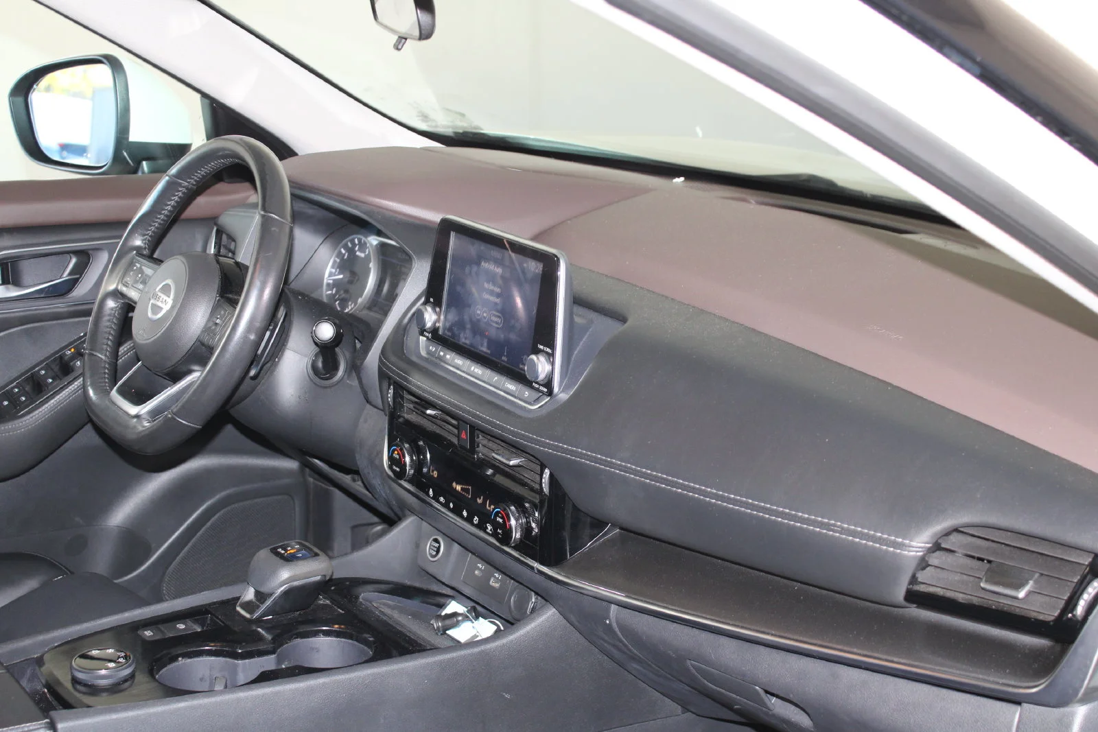 Used 2021 White Nissan SV image 28