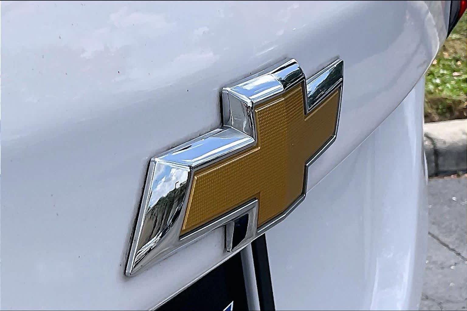 Used 2024 Summit White Chevrolet LT image 9