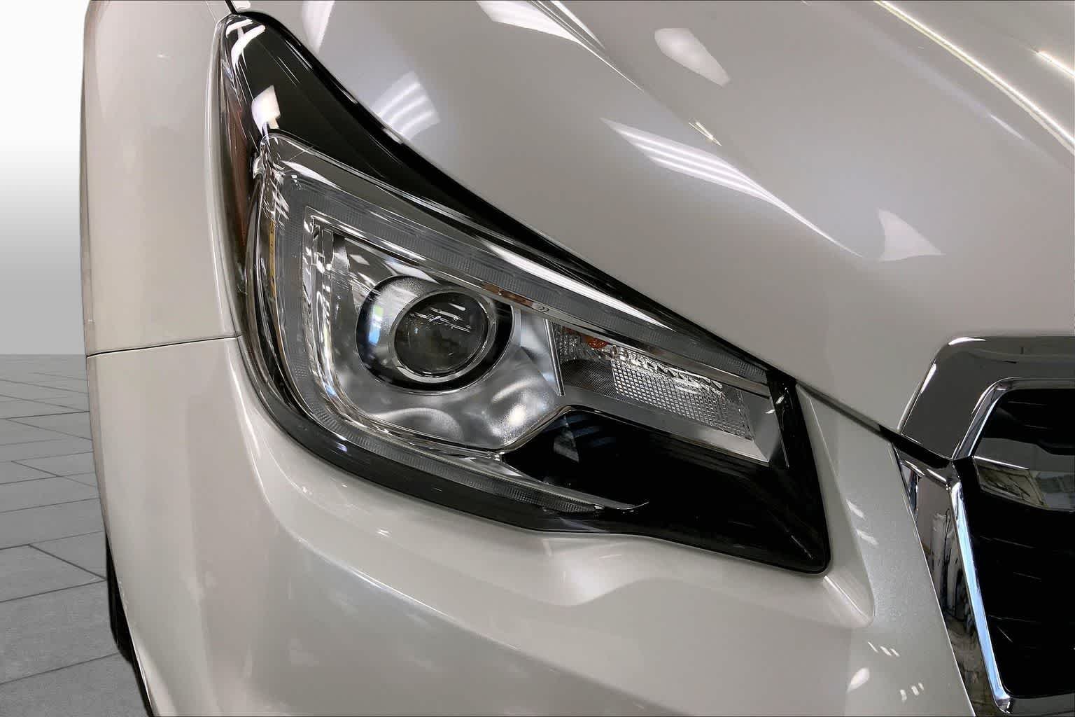 Used 2018 Crystal White Pearl Subaru Limited image 27