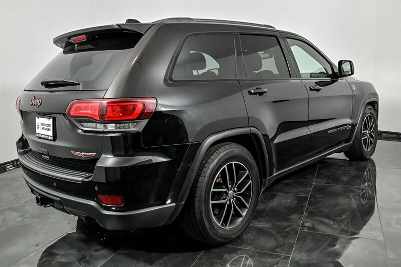 Used 2018 Diamond Black Crystal Pearl Coat Jeep Trailhawk image 9