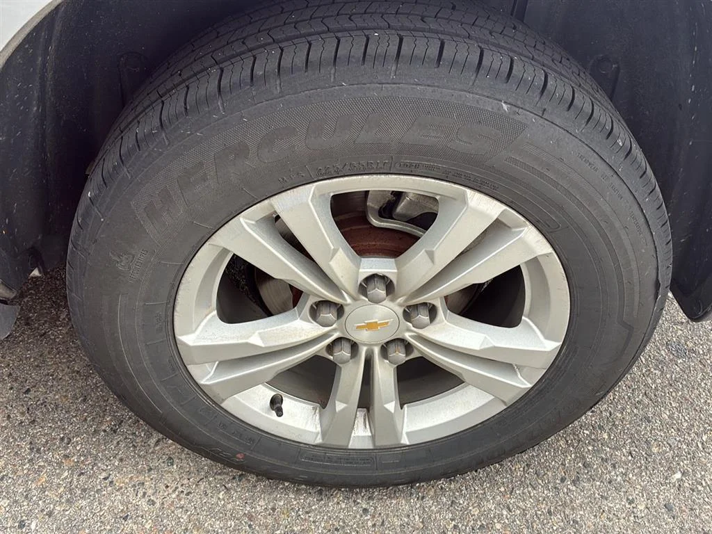 Used 2014 Silver Ice Metallic Chevrolet LT image 5