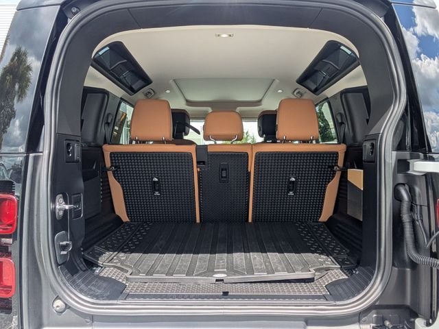Used 2024 White Land Rover SE image 13