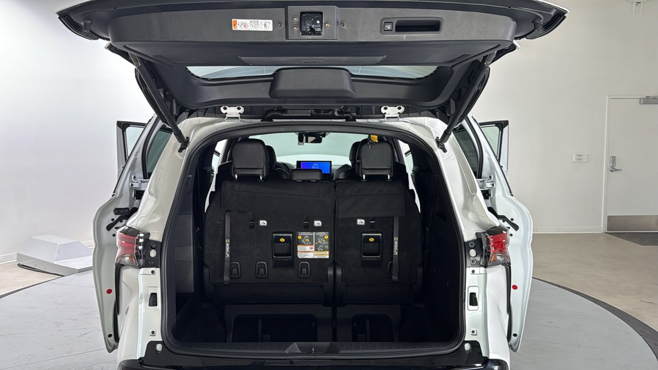 New 2026 Wind Chill Pearl <sup>1</sup> Toyota  Platinum image 16
