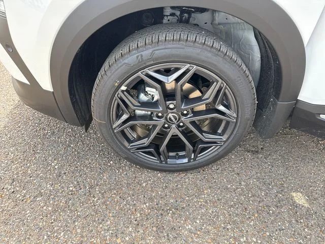New 2027 Aspen White TriCoat / Super Black Two-tone Nissan SR image 26