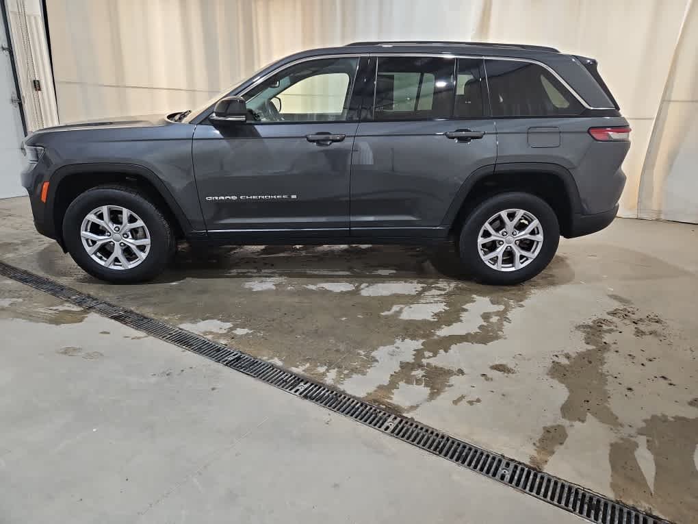 Used 2022 Metallic Jeep Limited image 3