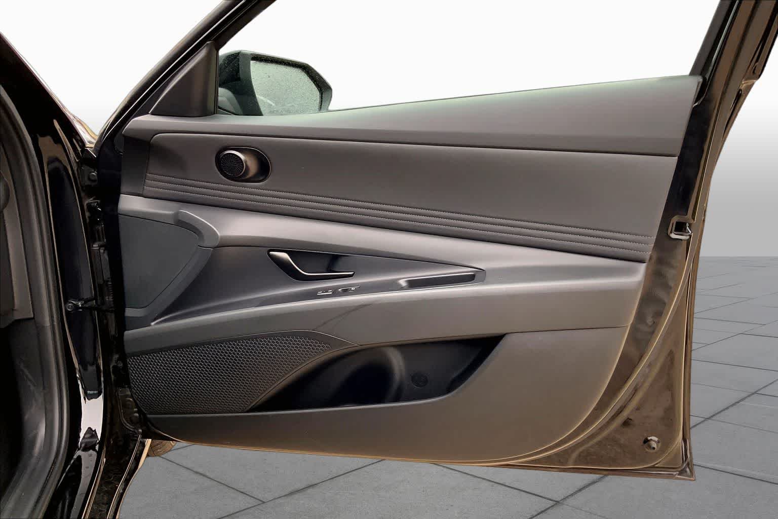 Used 2025 Abyss Black Hyundai SEL Sport image 22