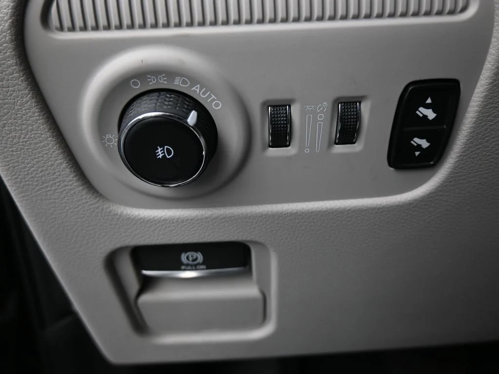 Used 2024 Diamond Black Crystal Pearlcoat Jeep Base image 39