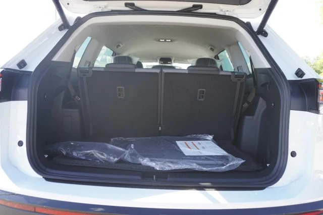 New 2027 Opal White Pearl Volkswagen SE image 9