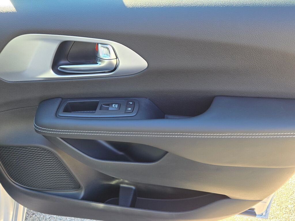 2026 Chrysler Pacifica Limited - Photo 6